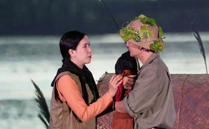Với nội dung giàu tính nhân văn, “Con đò của mẹ” kể câu chuyện về tình yêu, sự hy sinh và niềm tin được tiếp nối qua các thế hệ. Qua ngôn ngữ sân khấu, những năm tháng gian khó, sự cống hiến và hy sinh của các thế hệ đi trước vì độc lập, tự do của Tổ quốc được tái hiện, từ đó làm nổi bật giá trị của hòa bình hôm nay
