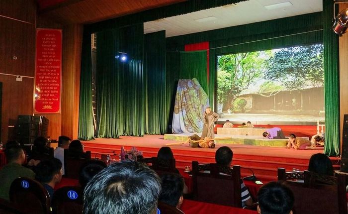Đêm diễn tại Thuận Châu tiếp tục nối dài hành trình đưa nghệ thuật sân khấu Công an nhân dân đến gần hơn với công chúng vùng cao. Trước đó, từ ngày 12 - 15.8, “Con đò của mẹ” đã được biểu diễn phục vụ khán giả tại nhiều địa phương của tỉnh Điện Biên