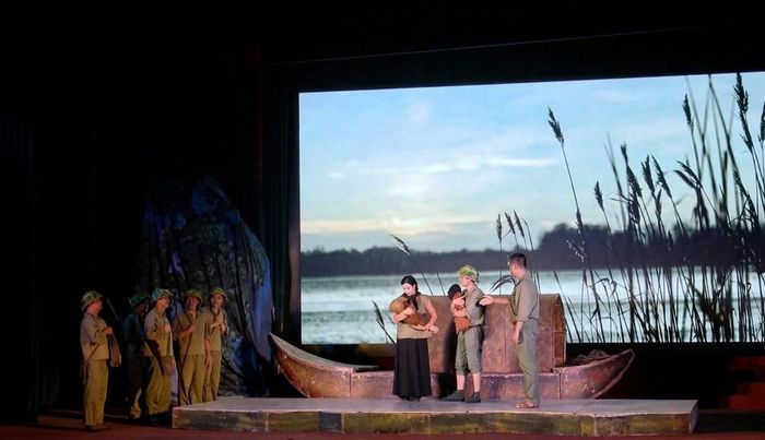 Với khán giả vùng cao Thuận Châu, đêm diễn mang đến một không gian nghệ thuật giàu cảm xúc, nơi những câu chuyện lịch sử, tình cảm gia đình và trách nhiệm với quê hương được chuyển tải gần gũi qua từng nhân vật, từng tình huống sân khấu