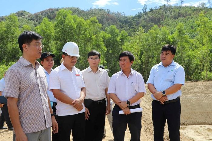 Phó Chủ tịch UBND tỉnh Quảng Ngãi Đỗ Tâm Hiển kiểm tra thực tế hố chôn lấp rác thải sinh hoạt La Vỹ, phường Đức Phổ