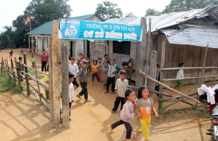 Tại các địa bàn miền núi, phương án sắp xếp trường học vẫn phải bảo đảm học sinh không phải đi quá xa để đến trường. Ảnh: Hồ Phương