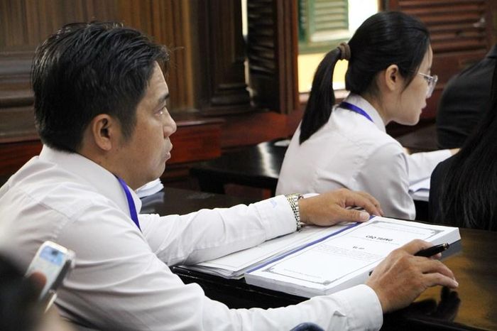 Các luật sư có mặt tại buổi xét xử đầu tiên