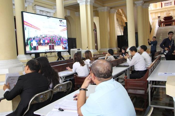 Các luật sư theo dõi phiên tòa trực tuyến tại TAND TP.HCM