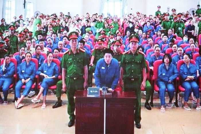 Nguyễn Trung Hiếu (ca sĩ Chi Dân) phát biểu đính chính thông tin tại tòa (ảnh chụp qua màn hình)