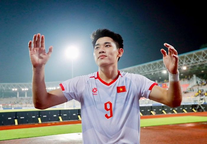 Nếu nhận thẻ phạt ở trận bán kết lượt về, Đình Bắc sẽ ngồi ngoài trong trường hợp đội tuyển Việt Nam vào chung kết. Ảnh: VFF
