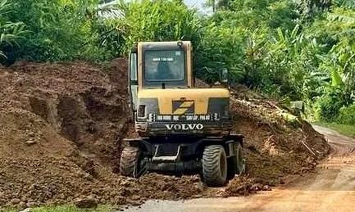 Lực lượng chức năng khẩn trương xử lý điểm sạt lở nhằm bảo đảm giao thông thuận tiện, an toàn. Ảnh: Triệu Thuần