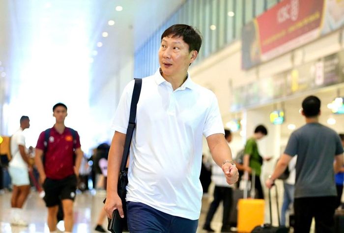 HLV Kim Sang-sik cùng ĐT Việt Nam trở về Hà Nội