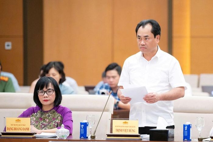 Bộ trưởng Bộ Nông nghiệp và Môi trường Trịnh Việt Hùng trình bày báo cáo tiếp thu, giải trình và chỉnh lý dự án Luật