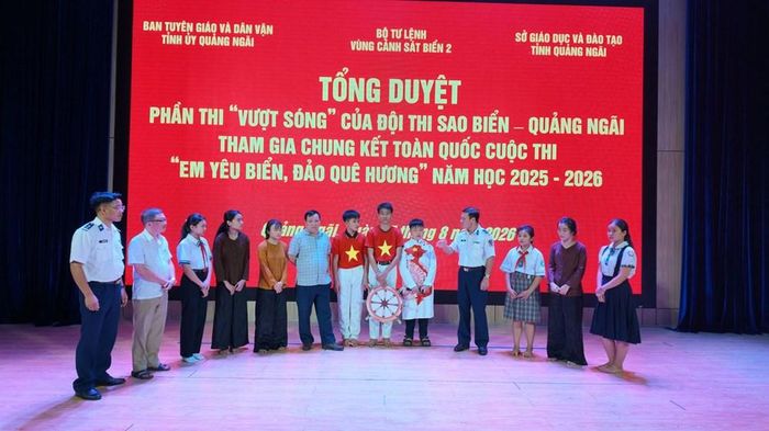 Đại tá Trần Hồng Quế cùng đại diện các cơ quan chức năng góp ý, hoàn thiện phần thi “Vượt sóng”