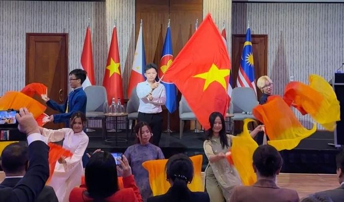 Đoàn Việt Nam đóng góp tiết mục múa truyền thống kết hợp hiện đại do nhóm múa JM Crew trình diễn