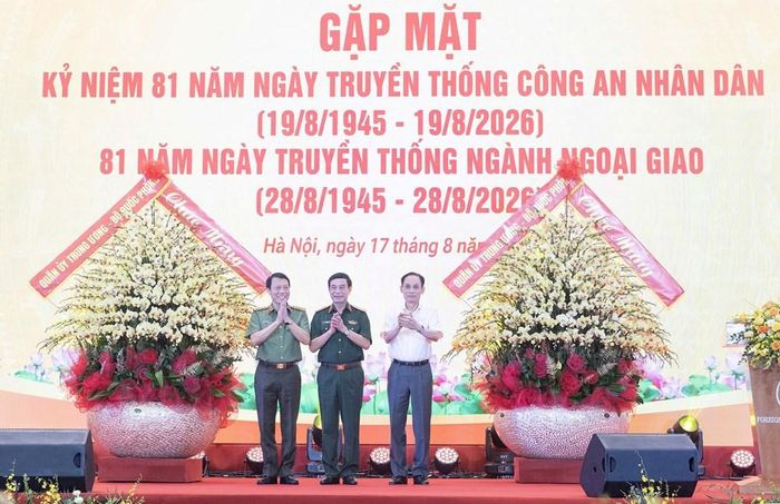 Đại tướng Phan Văn Giang trao lẵng hoa tươi thắm tặng Bộ Công an, Bộ Ngoại giao nhân dịp kỷ niệm 81 năm Ngày truyền thống Công an nhân dân (19.8.1945 - 19.8.2026) và 81 năm Ngày truyền thống ngành Ngoại giao (28.8.1945 - 28.8.2026)