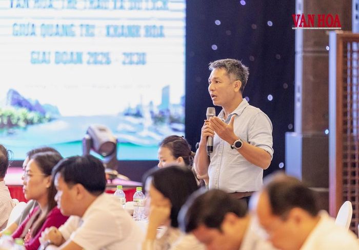 Đại biểu tham luận về việc xây dựng các sản phẩm du lịch, sự hỗ trợ, đồng hành trong việc phát triển du lịch của hai tỉnh
