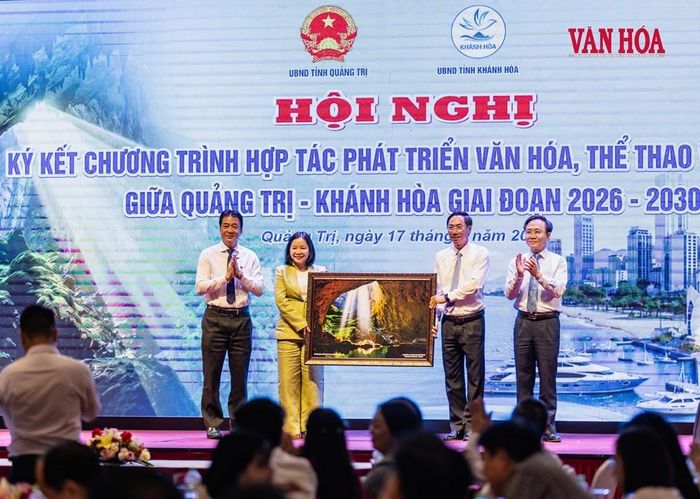 Lãnh đạo Sở VHTTDL tỉnh Quảng Trị tặng quà lưu niệm