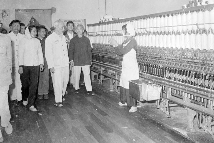  Chủ tịch Hồ Chí Minh đến thăm Nhà máy dệt 8/3 và dự lễ khánh thành nhà máy, ngày 8/3/1965. Ảnh: TTXVN 