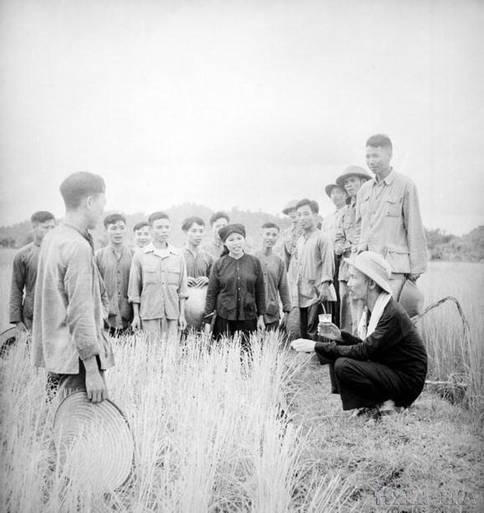 Chủ tịch Hồ Chí Minh nói chuyện với các lãnh đạo địa phương khi về thăm thôn Lạc Trung (Vĩnh Phúc), ngày 15/1/1961. Ảnh: TTXN