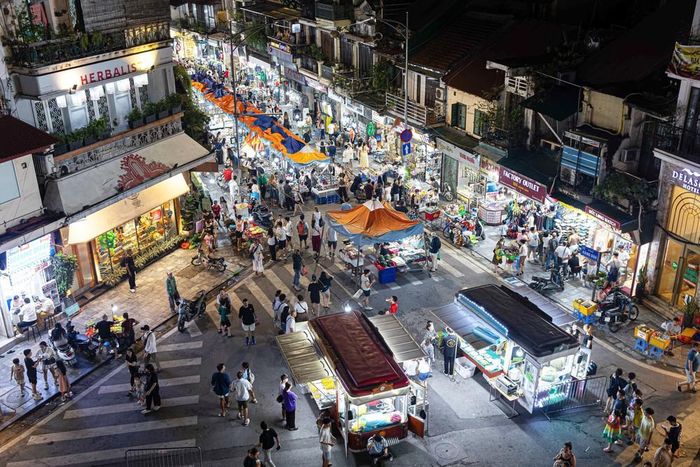 Toàn cảnh giao lộ Tạ Hiện - Lương Ngọc Quyến, khu vực được mệnh danh là "ngã tư quốc tế" trong lòng Phố cổ Hà Nội. Đây là không gian phát triển các dịch vụ ẩm thực, giải trí và du lịch về đêm, thu hút đông đảo du khách trong nước và quốc tế, góp phần thúc đẩy chuỗi giá trị kinh tế đêm của Thủ đô. Ảnh: Tiến Long/TTXVN phát