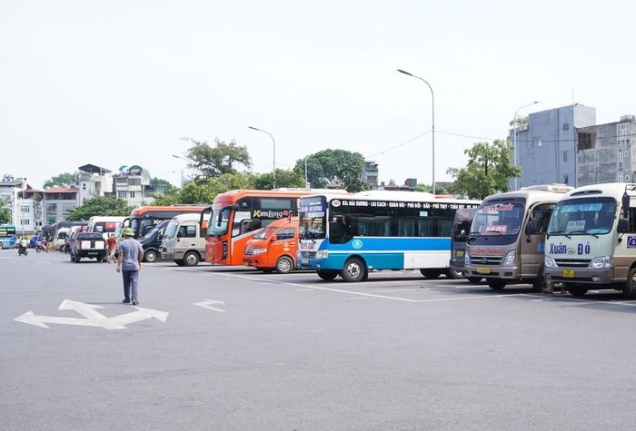 Bến xe Gia Lâm bố trí hợp lý điểm đỗ xe để thuận lợi cho việc đón trả khách. Ảnh: Nguyễn Thắng - TTXVN