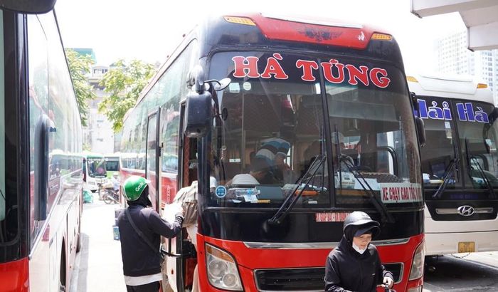 Các phương tiện tại bến xe Giáp Bát sẵn sàng phục vụ hành khách dịp nghỉ lễ Quốc khánh 2/9. Ảnh: Nguyễn Thắng - TTXVN