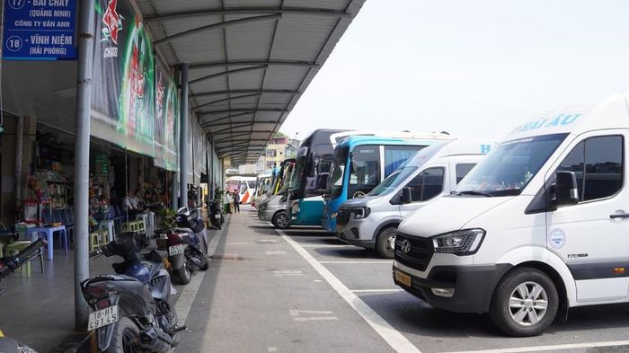 Các phương tiện tại bến xe Gia Lâm sẵn sàng phục vụ hành khách dịp nghỉ lễ Quốc khánh 2/9. Ảnh: Nguyễn Thắng - TTXVN