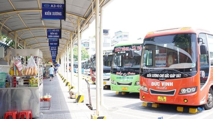 Bến xe Giáp Bát bố trí hợp lý điểm đỗ xe để thuận lợi cho việc đón trả khách. Ảnh: Nguyễn Thắng - TTXVN