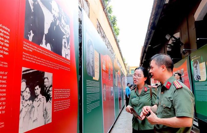 Khách tham quan Trưng bày “Tâm son, chí thép” tại Nhà tù Hỏa Lò. Ảnh: Phan Phương – TTXVN