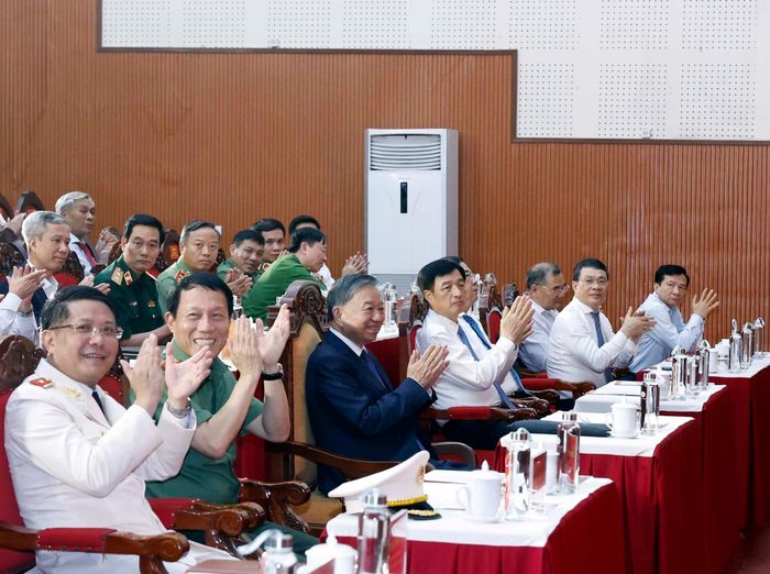 Tổng Bí thư, Chủ tịch nước Tô Lâm và các đại biểu tại Học viện Kỹ thuật và Công nghệ an ninh, Bộ Công an. Ảnh: Thống Nhất – TTXVN