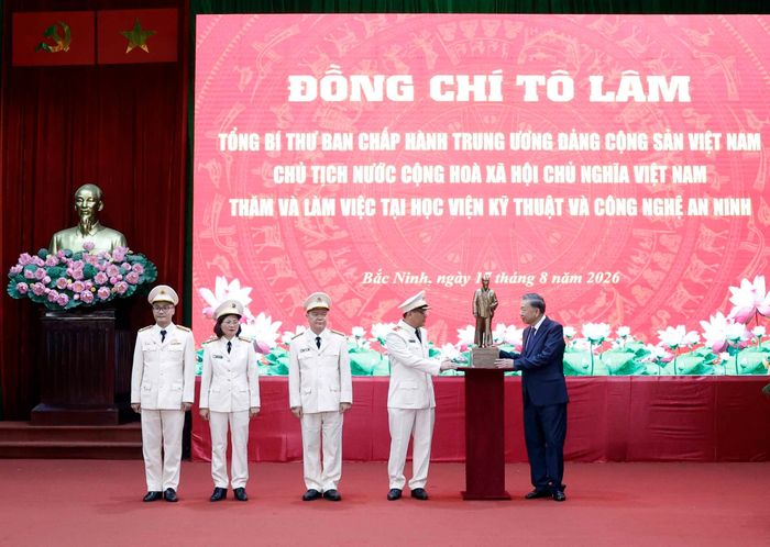 Tổng Bí thư, Chủ tịch nước Tô Lâm trao bức tượng Chủ tịch Hồ Chí Minh tặng Học viện Kỹ thuật và Công nghệ an ninh. Ảnh: Thống Nhất - TTXVN