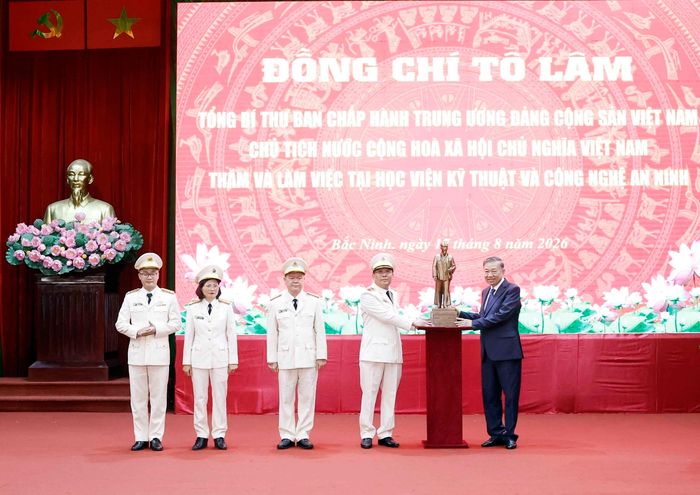 Tổng Bí thư, Chủ tịch nước Tô Lâm trao bức tượng Chủ tịch Hồ Chí Minh tặng Học viện Kỹ thuật và Công nghệ an ninh. Ảnh: Thống Nhất - TTXVN