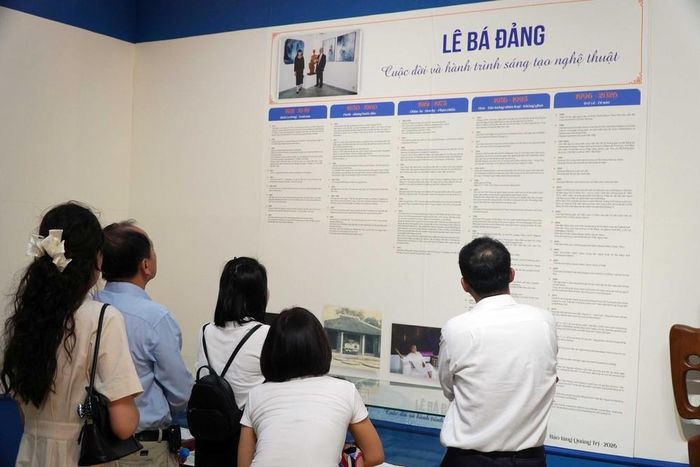 Khách dự triển lãm "Lê Bá Đảng - Khát vọng Hòa bình"