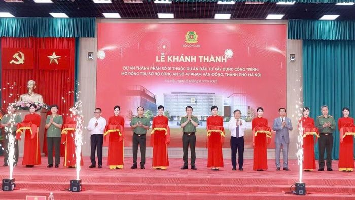 Đại tướng Lương Tam Quang, Ủy viên Bộ Chính trị, Bộ trưởng Công an và các đại biểu thực hiện nghi thức cắt băng khánh thành dự án. (Ảnh: bocongan.gov.vn)