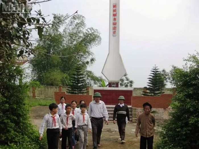Người dân xã Thiệu Hóa thường đến nghĩa trang tri ân các liệt sĩ là dân công hỏa tuyến.