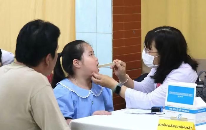 Khám sức khỏe định kỳ cho học sinh, sinh viên là hoạt động được Thành phố Hồ Chí Minh duy trì nhiều năm qua quản lý sức khỏe lâu dài. (Ảnh: DƯƠNG LÊ)