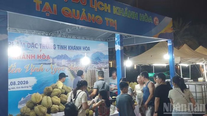 Người dân Quảng Trị và du khách thưởng thức các đặc sản xứ Trầm Hương. (Ảnh: HƯƠNG GIANG)