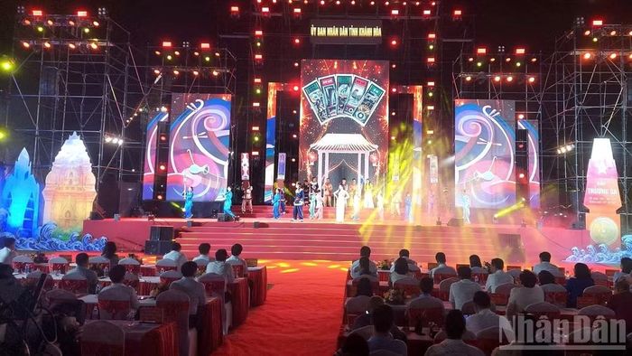 Tiết mục hát bài chòi trong lễ khai mạc. (Ảnh: HƯƠNG GIANG)