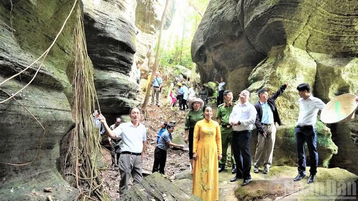 Lãnh đạo thành phố Đà Nẵng kiểm tham quan, trải nghiệm danh thắng Hang Dơi.