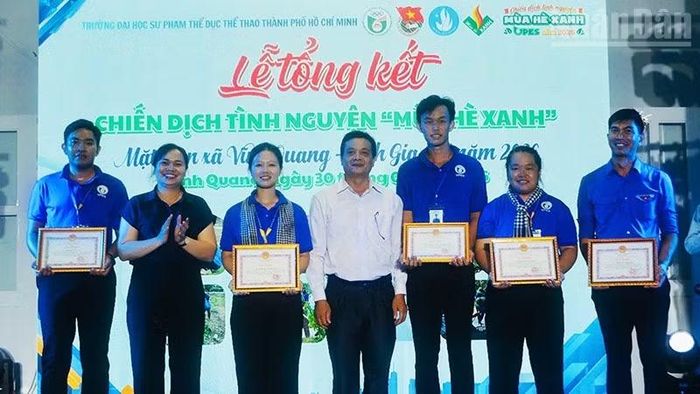 Lãnh đạo xã Vĩnh Quang tặng giấy khen cho các chiến sĩ có thành tích xuất sắc. (Ảnh: PHÚC THẮNG)