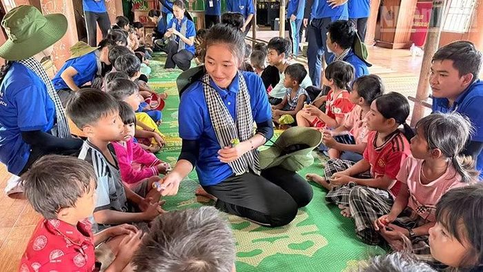 Tuổi trẻ Trường đại học Sư phạm Thể dục Thể thao Thành phố Hồ Chí Minh tổ chức sân chơi thiếu nhi với hàng loạt trò chơi dân gian, tiết mục văn nghệ, lồng ghép nội dung tuyên truyền an toàn giao thông, phòng, chống đuối nước. (Ảnh: PHÚC THẮNG)