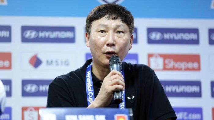 Huấn luyện viên Kim Sang Sik tại buổi họp báo sau trận đấu. (Ảnh: VFF)