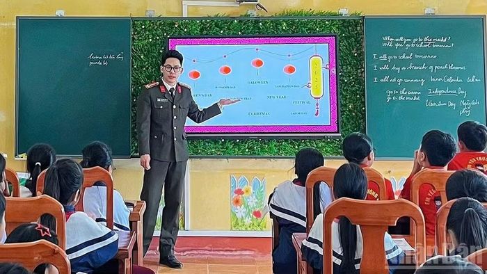 Thượng úy Lê Anh Tuấn, Phó Bí thư Chi đoàn, Phòng Quản lý xuất nhập cảnh, Công an tỉnh Tuyên Quang trực tiếp đứng lớp dạy tiếng Anh cho các em học sinh Trường tiểu học Tân Loan, xã Hàm Yên.