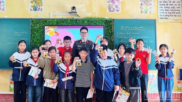 Các em học sinh vui mừng khi nhận được những phần quà nhờ trả lời được những câu hỏi thú vị khi tham gia lớp học tiếng Anh từ mô hình “Người thầy Công an nhân dân”.