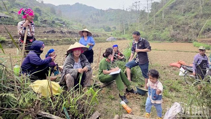 Cán bộ Công an xã Thuận Hòa tuyên truyền pháp luật cho người dân.