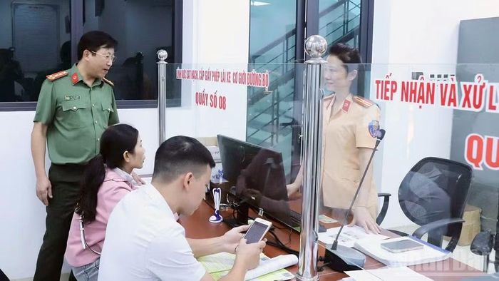 Đại tá Lục Thế Hưng, Phó Giám đốc Công an tỉnh Tuyên Quang kiểm tra đột xuất công tác tiếp nhận, giải quyết và trả kết quả thủ tục hành chính tại Bộ phận tiếp nhận và trả kết quả tập trung Công an tỉnh.