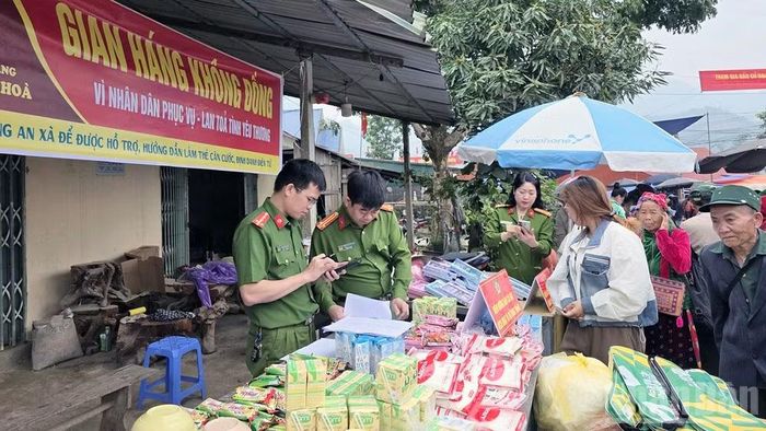 Công an xã Thuận Hòa là đơn vị đầu tiên trên địa bàn tỉnh triển khai mô hình “Gian hàng không đồng” tại chợ phiên trên địa bàn xã.