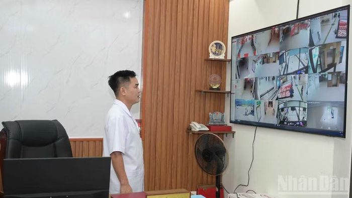 Bác sĩ Tạ Kiên Cường, Giám đốc Trung tâm y tế khu vực Mường Khương theo dõi hoạt động của đơn vị qua hệ thống camera. (Ảnh: CÔNG HẢI)