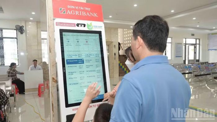 Ki-ốt y tế thông minh góp phần rút ngắn thời gian làm thủ tục hành chính cho bệnh nhân. (Ảnh: CÔNG HẢI)