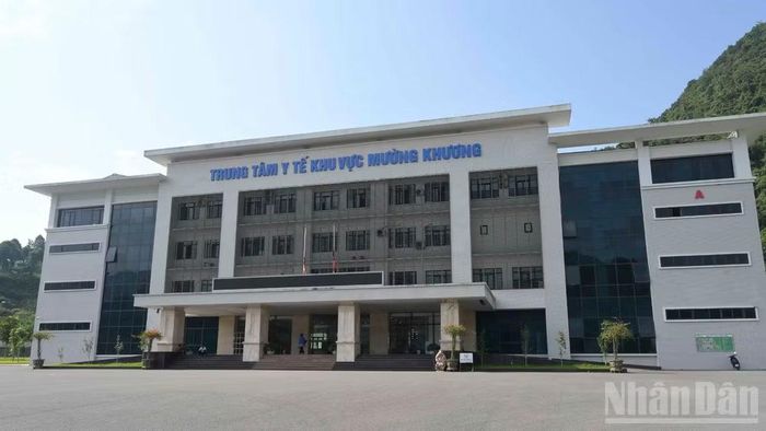 Trung tâm y tế khu vực Mường Khương được đầu tư khang trang, hiện đại. (Ảnh: CÔNG HẢI)