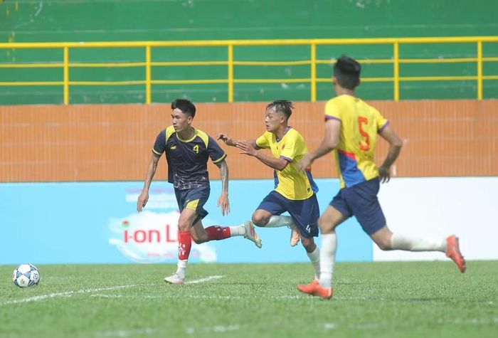 Một tình huống bóng trong trận đấu giữa Đô Lương FC (áo vàng) và Diễn Châu FC. (Ảnh: NGÔ MAI)
