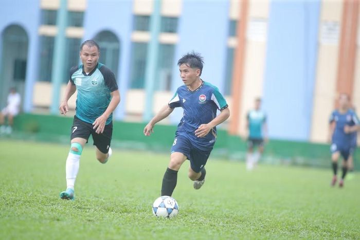 Trận đấu kịch tính với tỷ số hòa 2-2 giữa Nam Đàn FC và Thanh Chương FC. (Ảnh: NGÔ MAI)