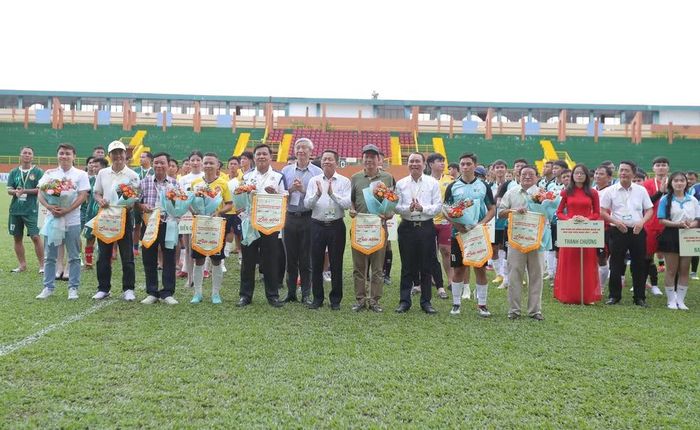 Ban Tổ chức tặng hoa và cờ lưu niệm cho các đội bóng tham dự giải đấu.