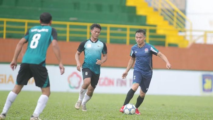 Một tình huống bóng trong trận đấu giữa Thanh Chương FC và Nam Đàn FC. (Ảnh: NGÔ MAI)